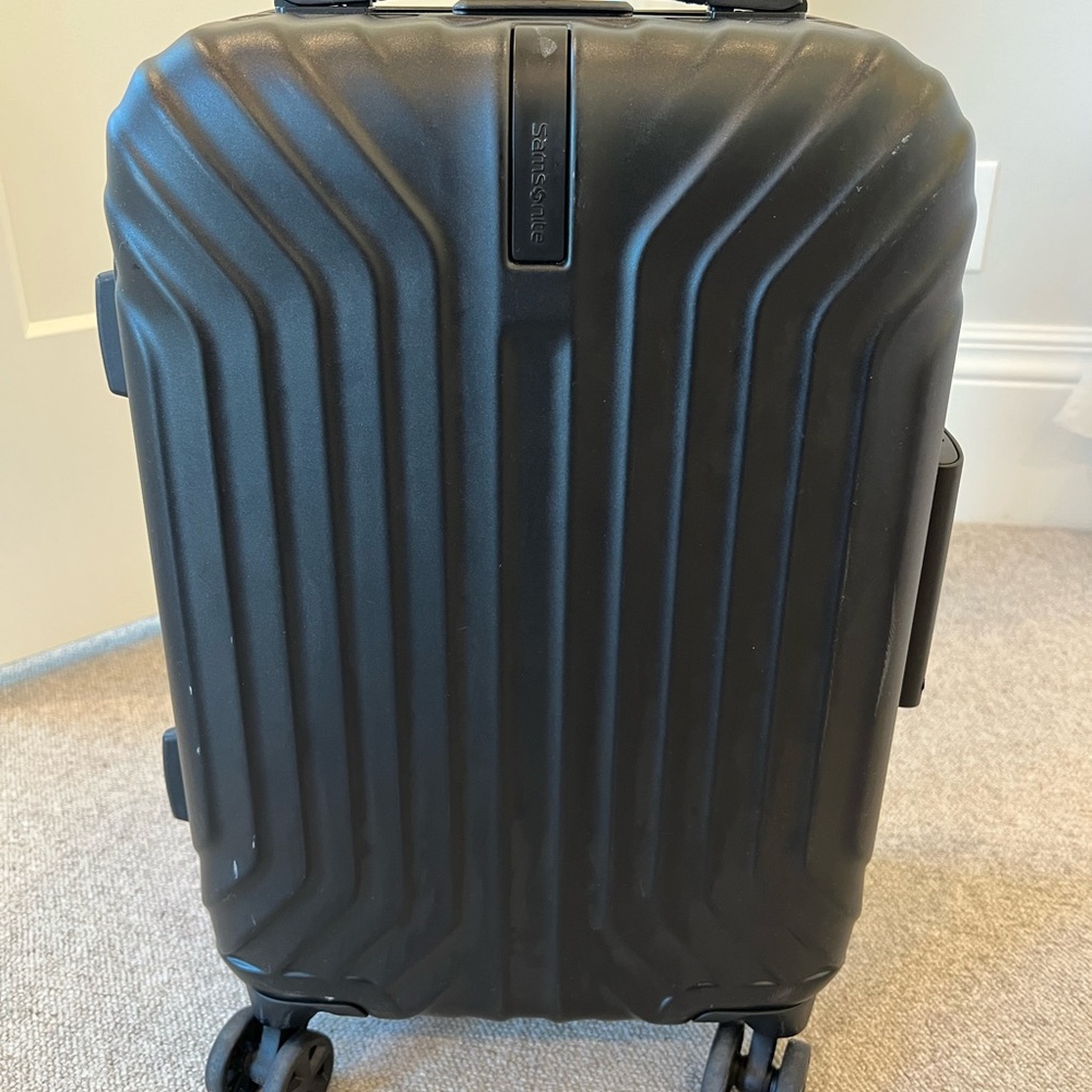 Carryon Samsonite hard case.